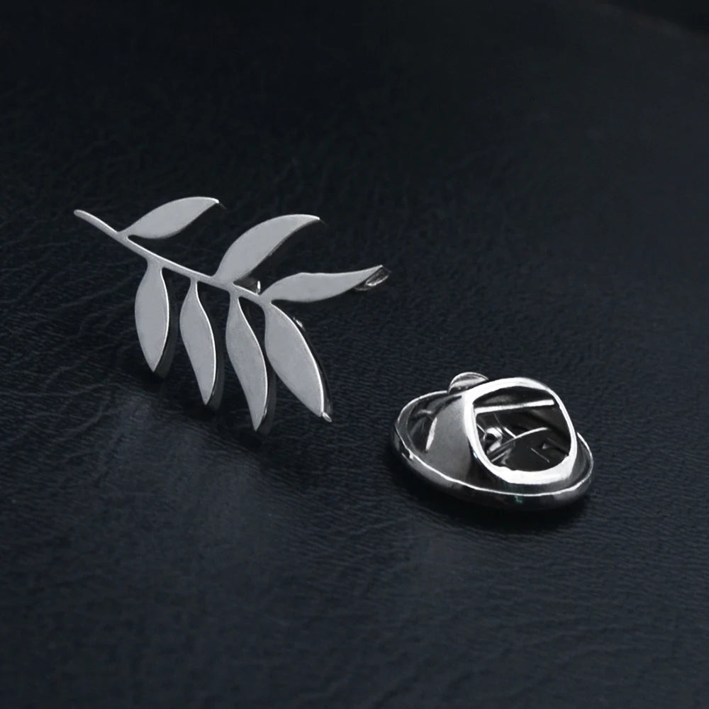 Bulk Elegant Men's Collar Pins – Trendy Olive Twig Boutonnières – Polished Steel Decorative Badges – Stylish Giftable Jewelry -Alfinetes Elegantes de Colarinho Masculino – Broches Modernos de Ramo de Oliveira – Aço Inoxidável – Joia Masculina