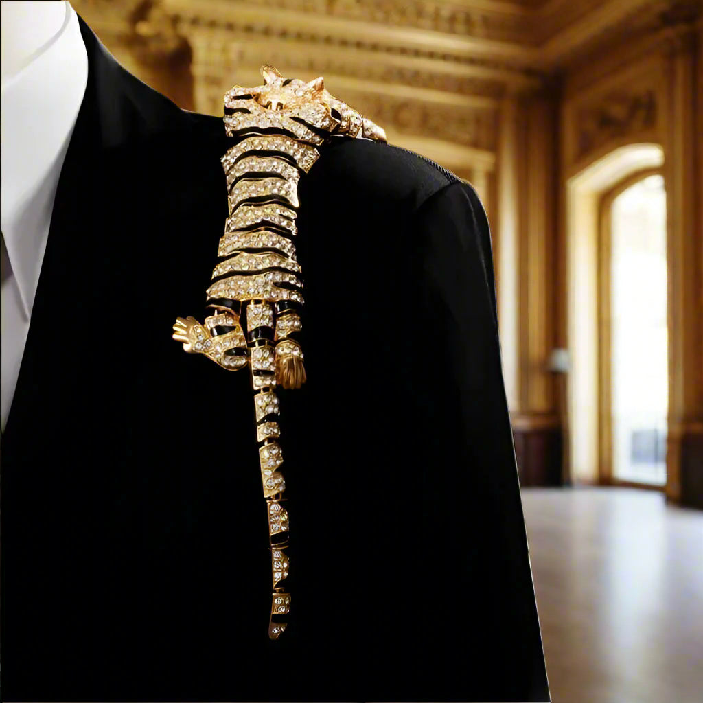 Cartier Inspirational Brooch, Luxury Pin - Grand Soirée - Silver-Gold - Broche Inspirado à la Cartier - Luxo - Gala Internacional - Prata-Dourado