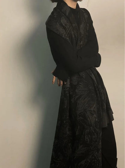 Cape-Scarf Dark Graphic Mystic Vibe -Winter Alternative Cashmere - Vintage Luxury - Capa-e-Echarpe com Estampa Obscura - Estilo Místico – Inverno em Cashmere-Alternativo  – Luxo Vintage