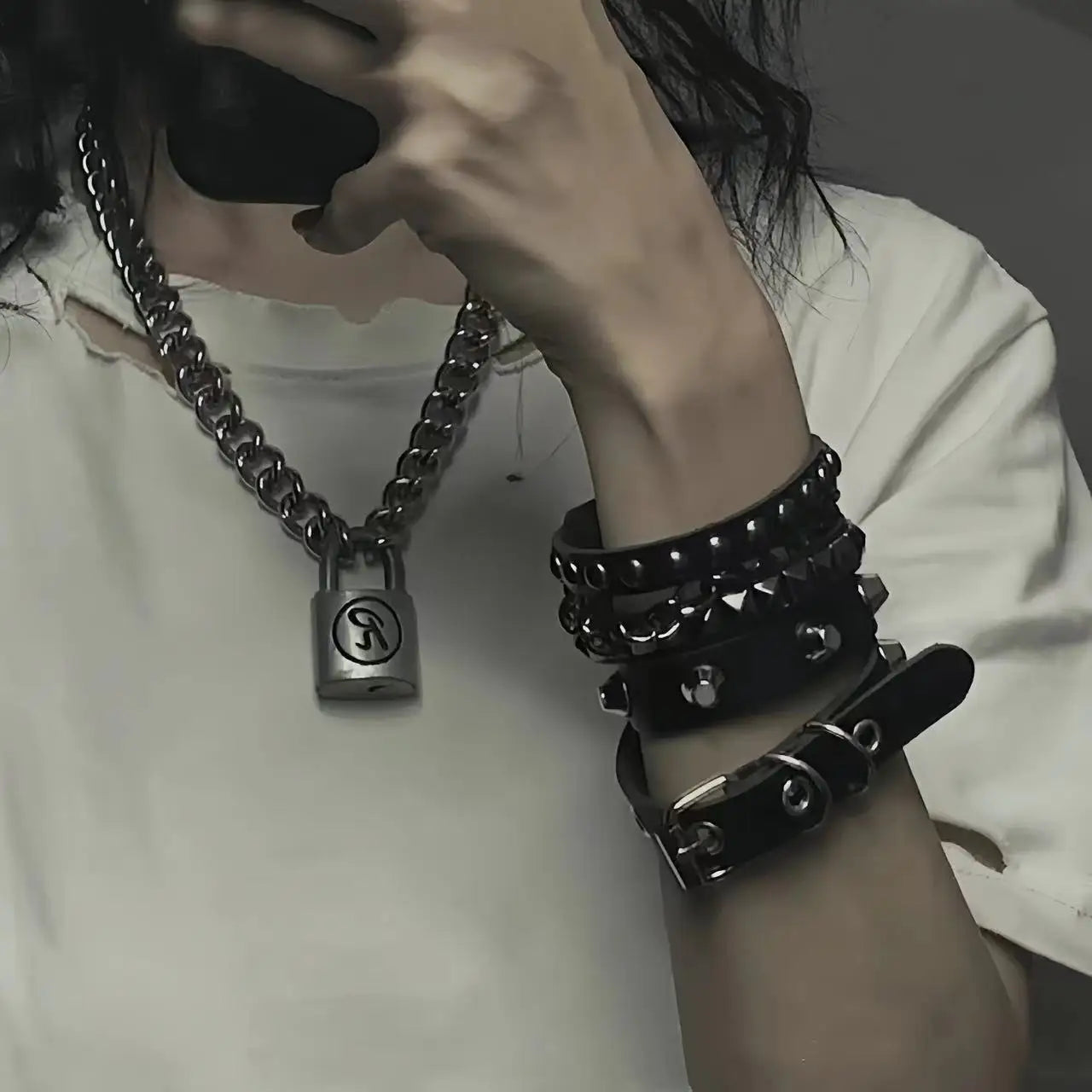 Black Punk Bracelets For Men Women- Gothic Spike Rivets - Leather - Pulseiras-Tiras de Couro com Tachas - Preto e Variações.